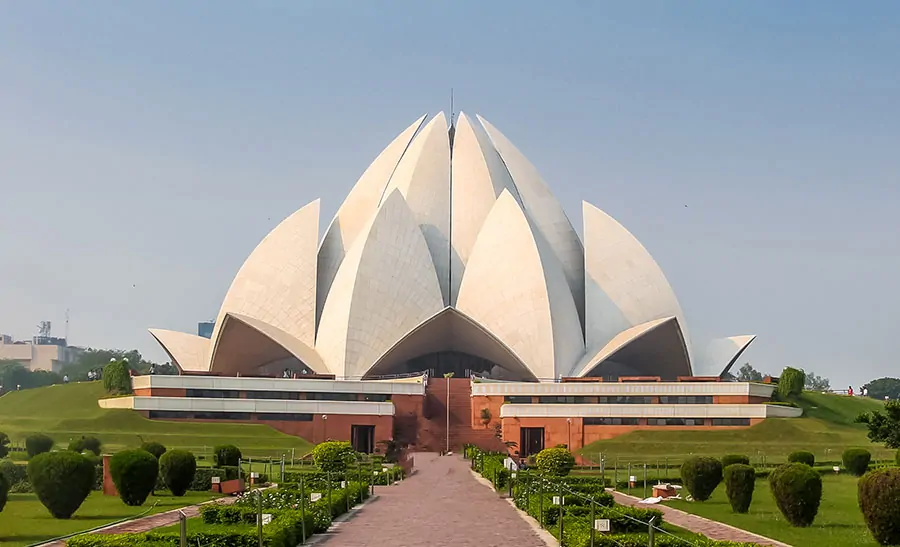 Świątynia Lotosu, budynek w kształcie kwiatu lotosu, symbolu czystości i pokoju, w Delhi, Indie, otoczony zielonymi ogrodami. Główna świątynia bahaizmu w Indiach.