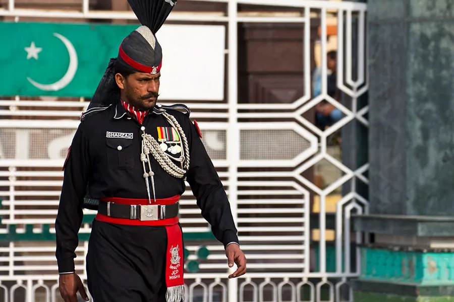 Pakistański żołnierz w ceremonialnym mundurze na przejściu granicznym Wagah między Indiami i Pakistanem