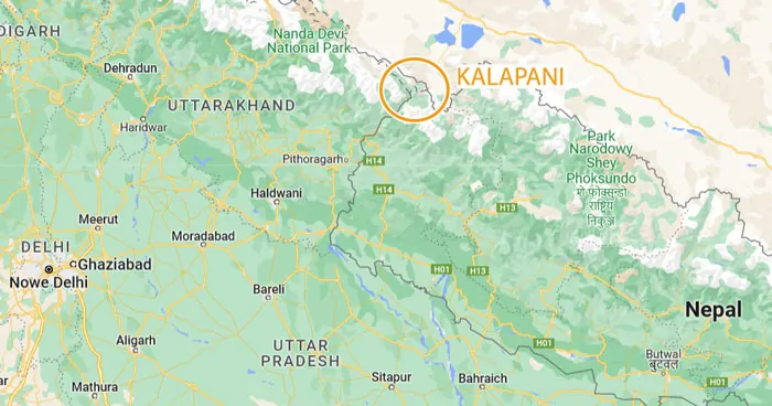 Mapa z zaznaczonym spornym terenem Kalapani, znajdującym się na styku trzech granic: Indii, Chin i Nepalu