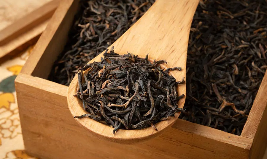 Wysokiej jakości czarna herbata indyjska w drewnianym pudełku.