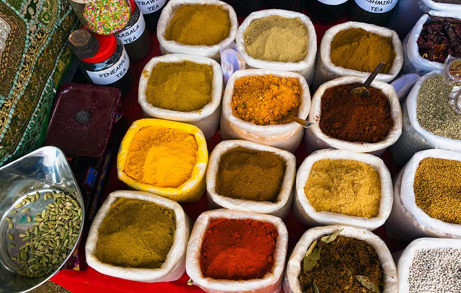 Różnorodne indyjskie przyprawy i mieszanki przypraw na targowym stoisku.