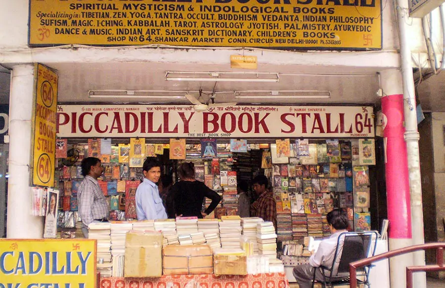 Księgarnia w Indiach (New Delhi) sprzedająca książki związane z duchowością i indologią.