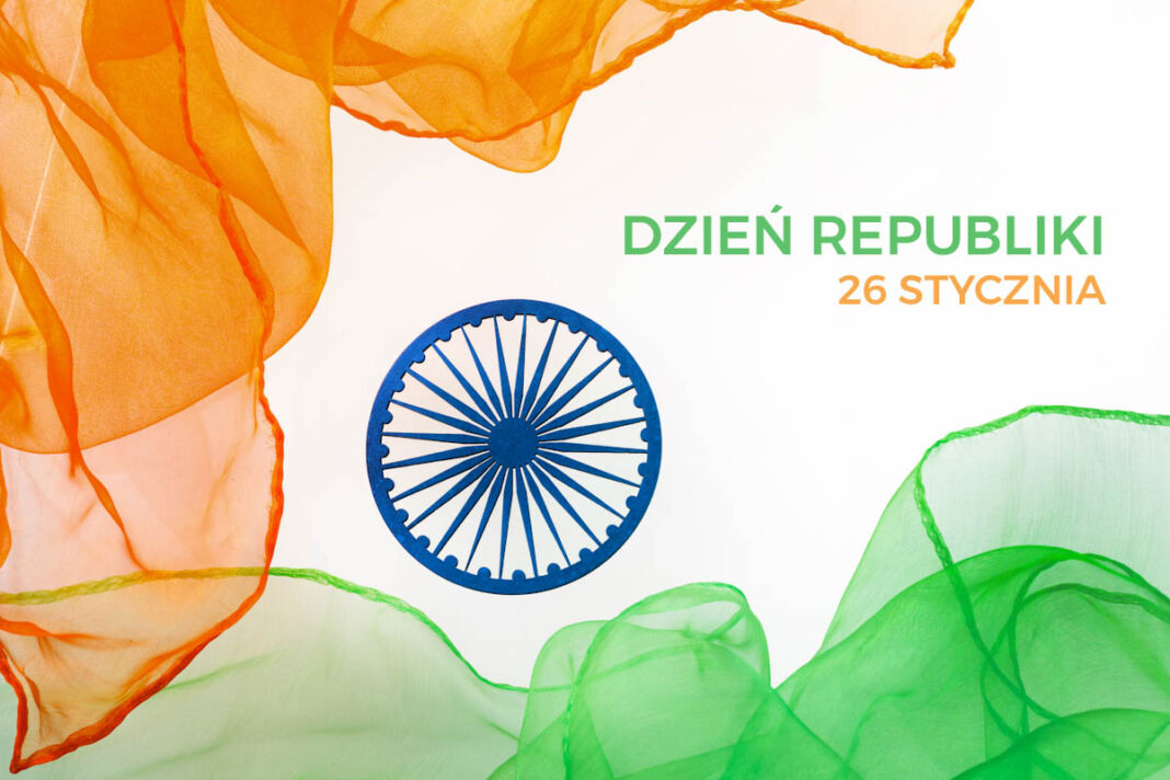 Flaga Indii w kolorach pomarańczowym, białym i zielonym, niebieskie koło Ashoka, napis Dzień Republiki 26 stycznia