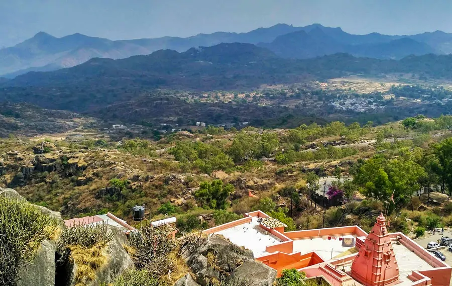 Widok na góry Arawali w okolicy Mount Abu w Indiach. Na pierwszym planie widać świątynię.