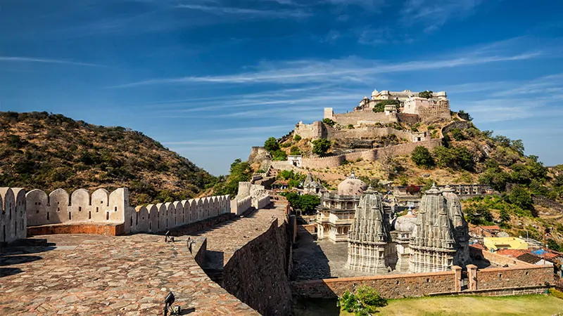 Fort Kumbalgarh w pasmie górskim Arawali, Radżastan (Indie), z masywnymi murami obronnymi i zabytkowymi budowlami na wzgórzu.