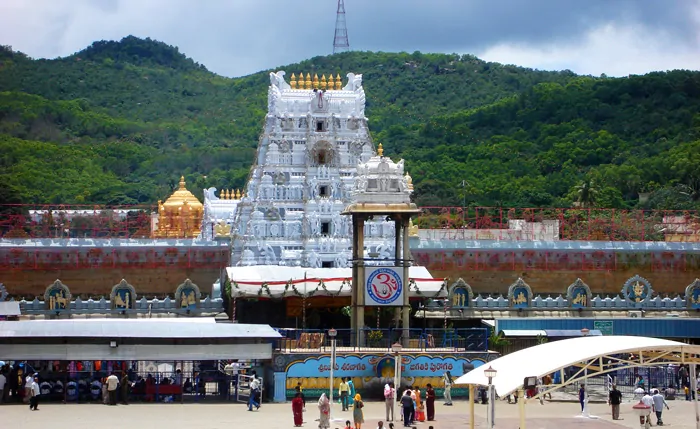 Świątynia Wenkateśwary na wzgórzach Tirumala w Tirupati, położona w Ghatach Wschodnich, z bogato zdobioną architekturą i bujną zielenią.