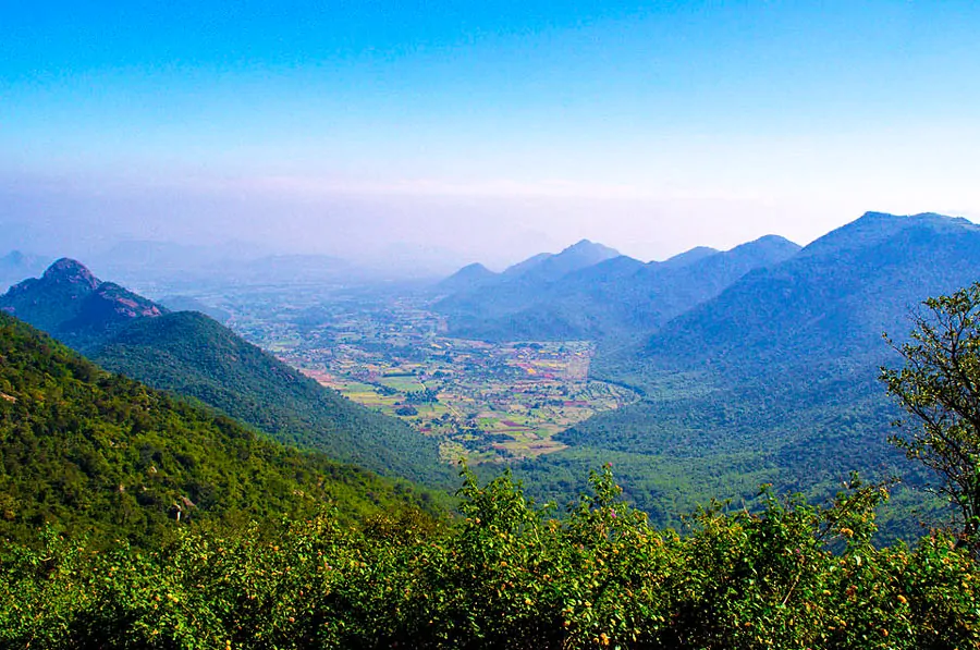 Panoramiczny widok na pasmo górskie Ghaty Wschodnie w okolicy Yercaud w Indiach.