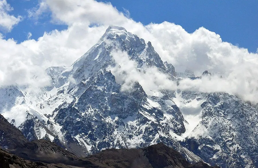 Spektakularny widok na ośnieżony szczyt w indyjskiej części gór Karakorum.