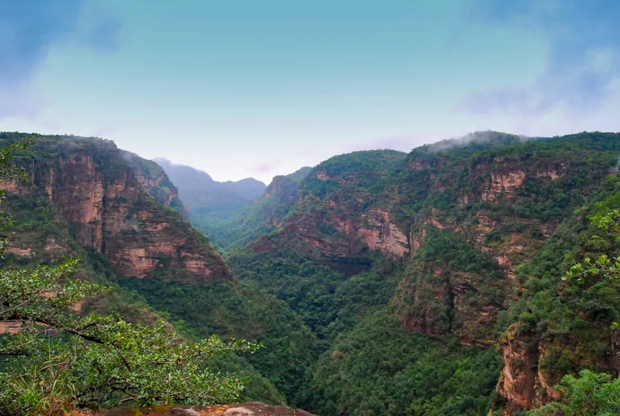 Widok na zieloną dolinę w górach Satpura w Indiach. Skaliste klify porośnięte roślinnością otaczają wąwóz, tworząc spektakularny krajobraz.