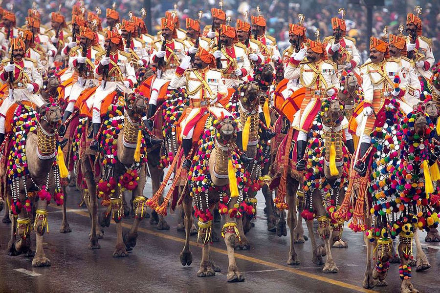Parada na Dzień Republiki w Indiach, żołnierze na ozdobionych wielbłądach w kolorowych strojach.