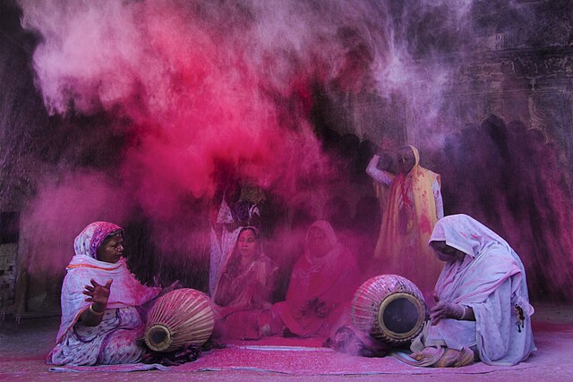 Indyjskie wdowy podczas obchodów święta Holi we Wryndawanie