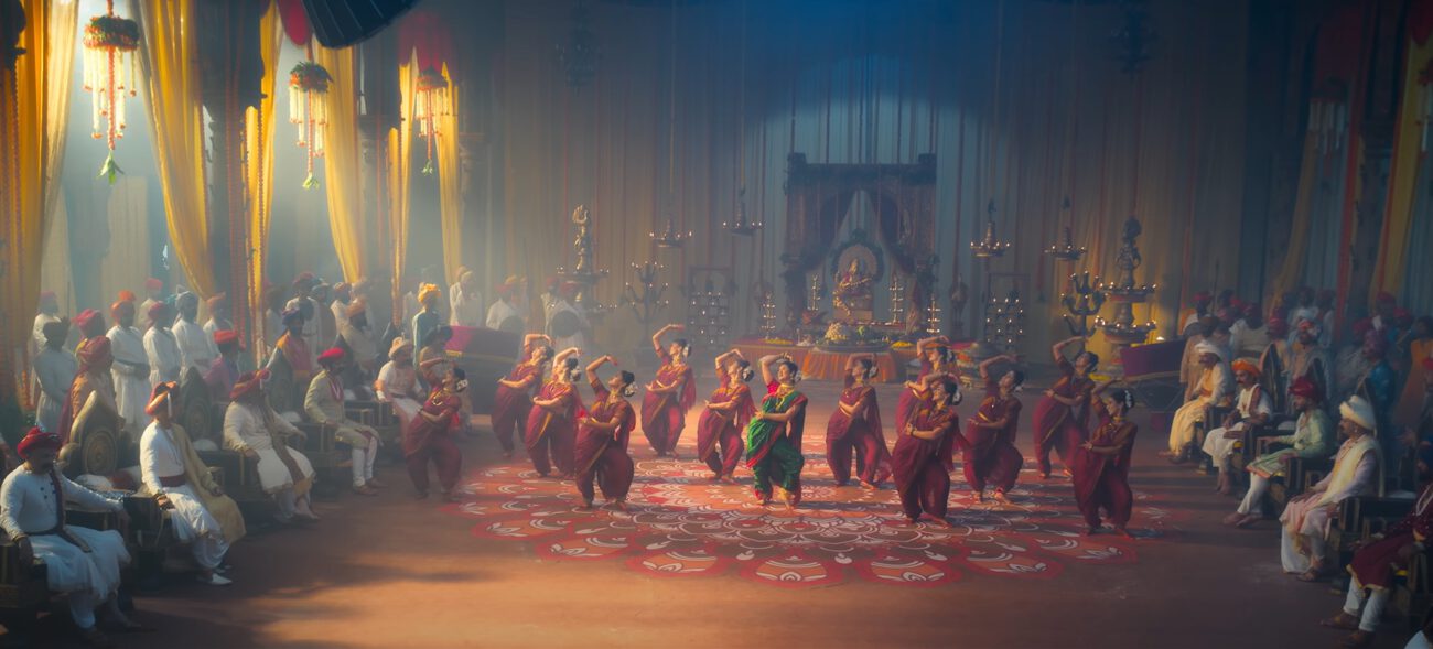 Kadr z filmu marathi Phullwanti (2024) z wykorzystaniem scen tańca lavani.