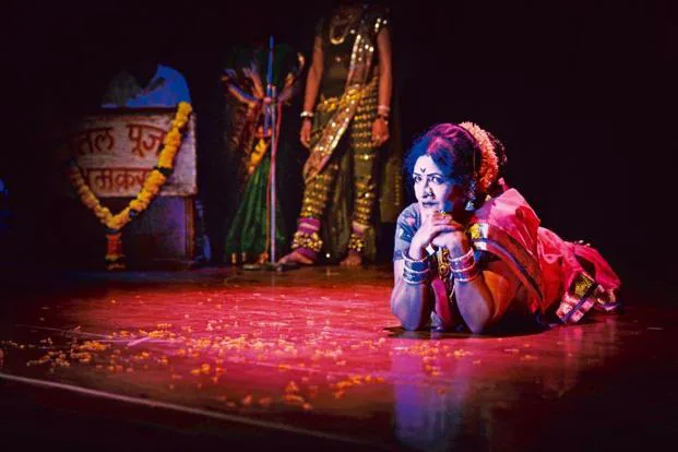 Shakuntalabai Nagarkar podczas występu tańca Lavani na scenie
