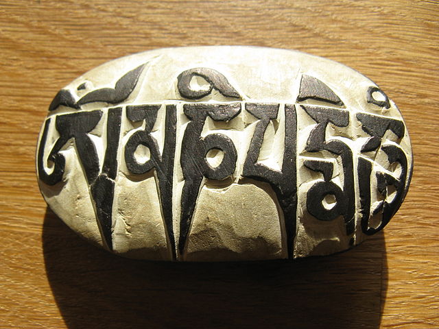 Mantra Om Mani Padme Hum, napisana w języku tybetańskim