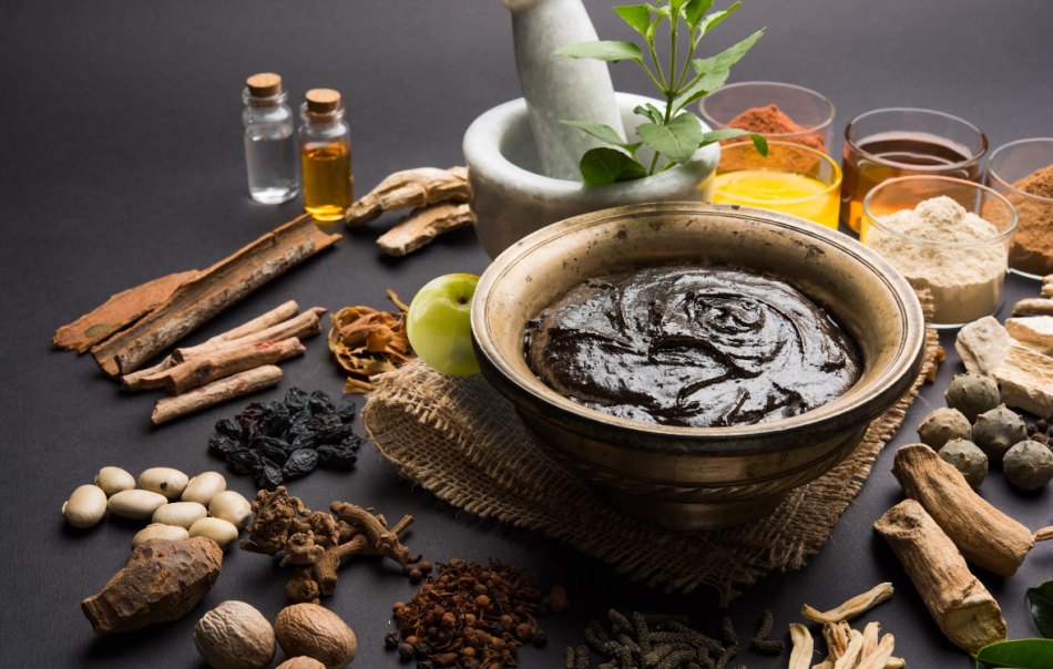 Ajurwedyjski chyawanprash – tradycyjna mieszanka ziół, przypraw i owoców stosowana w medycynie indyjskiej dla wzmocnienia odporności.