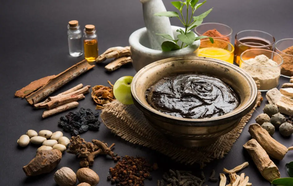 Ajurwedyjski chyawanprash – tradycyjna mieszanka ziół, przypraw i owoców stosowana w medycynie indyjskiej dla wzmocnienia odporności.